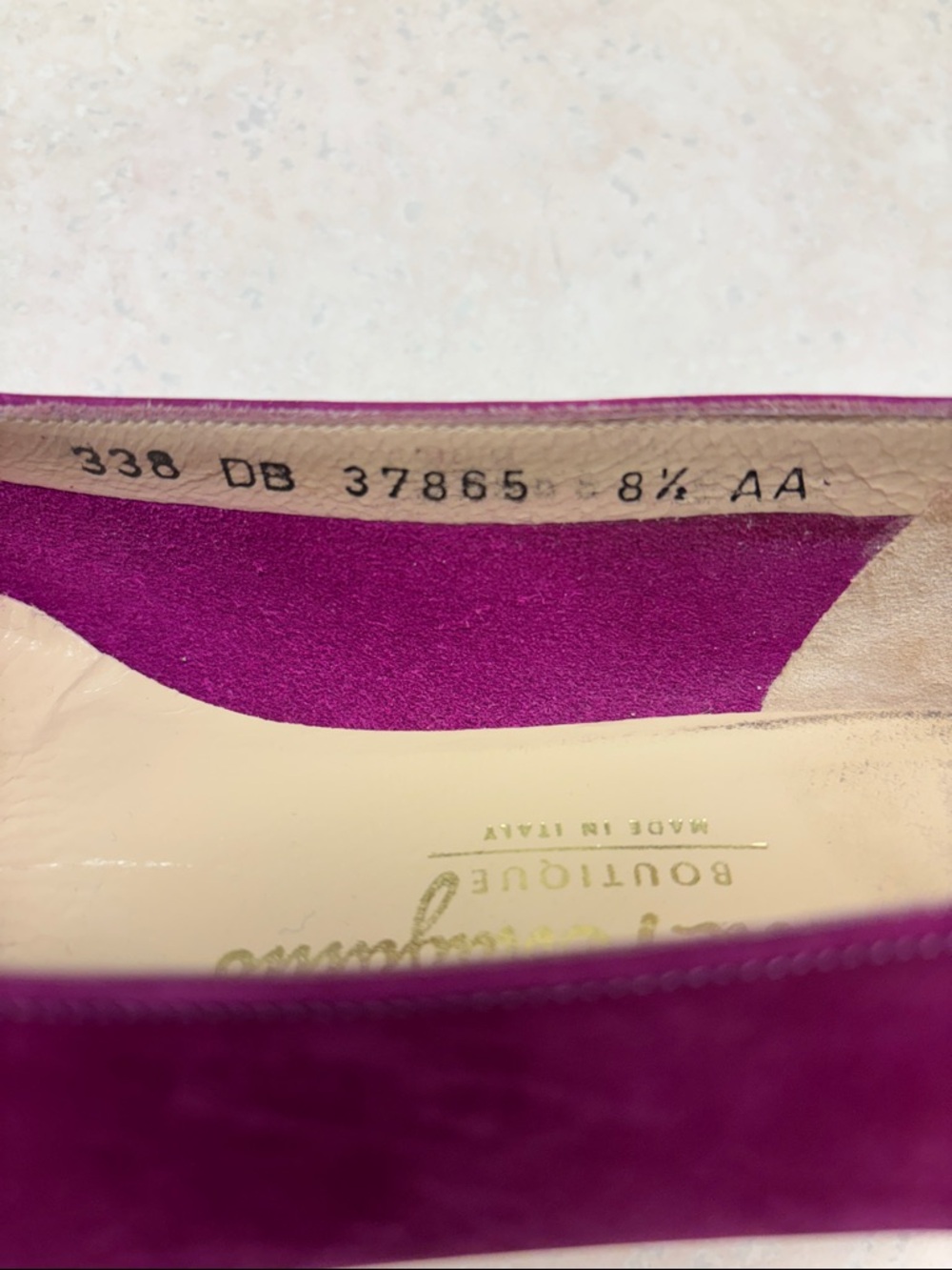 Salvatore Ferragamo fuchsia suede bow flats with gold plaque - Picture 7 of 8